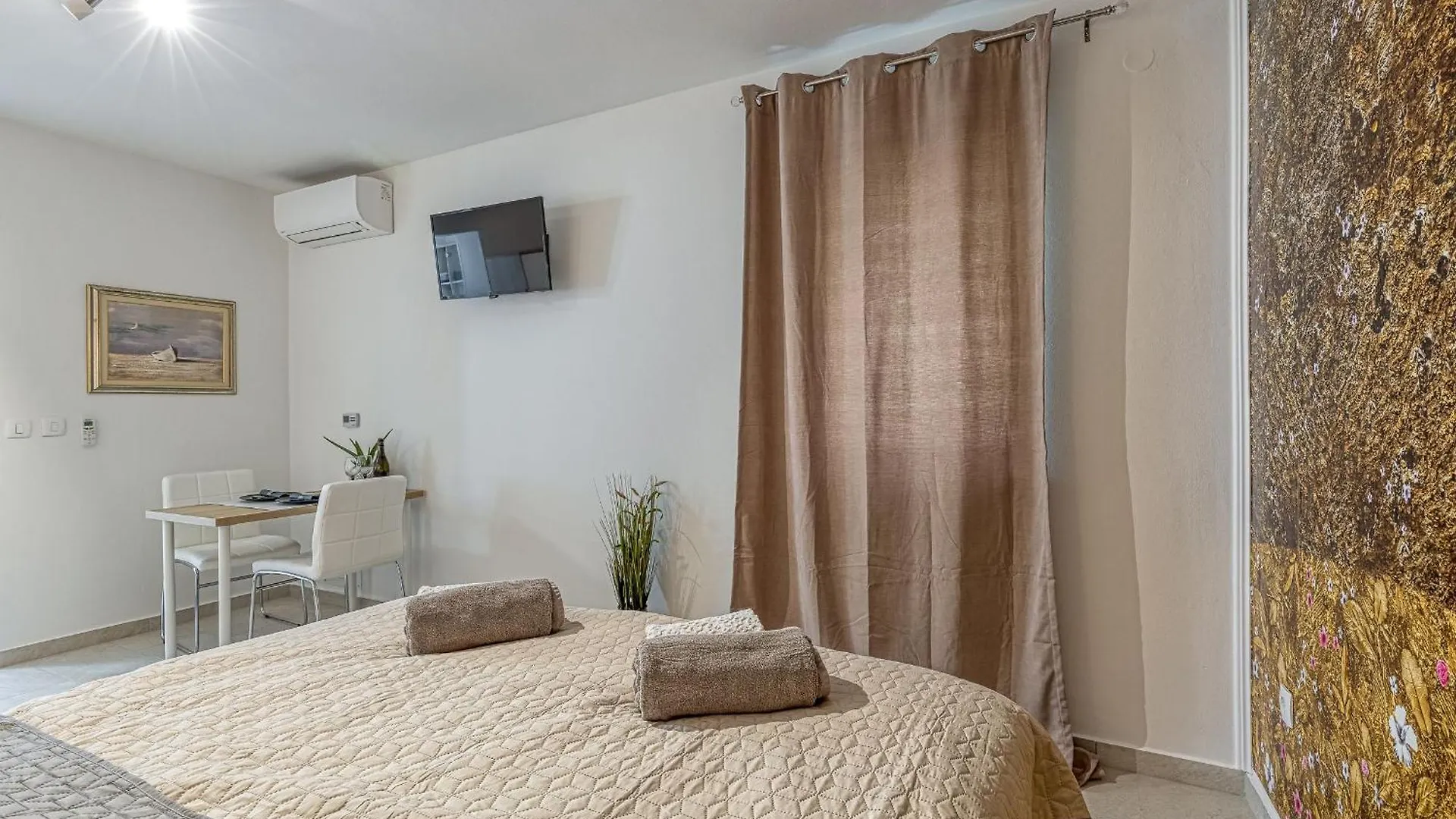 Grosse Wohnung In Porec Mit Moebliertem Balkon