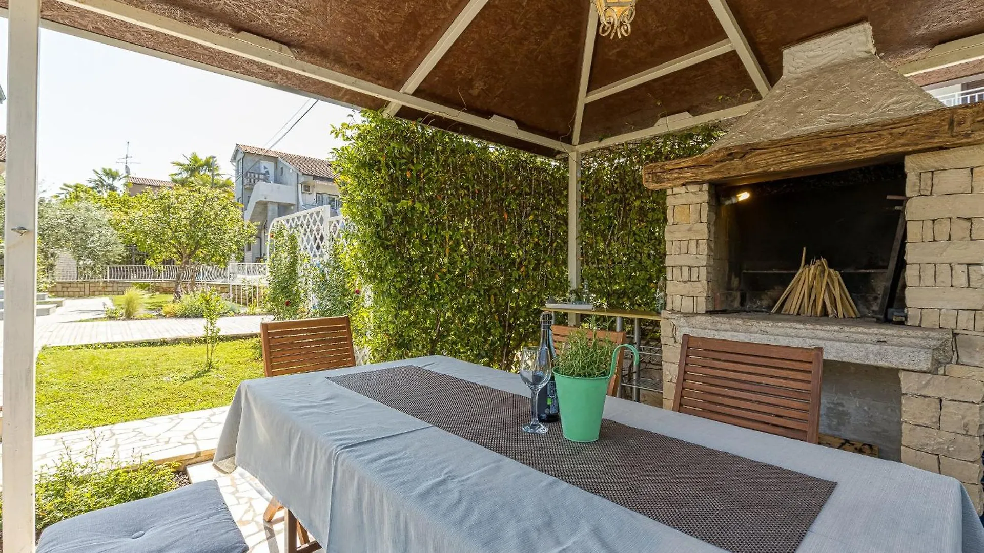 Grosse Wohnung In Porec Mit Moebliertem Balkon